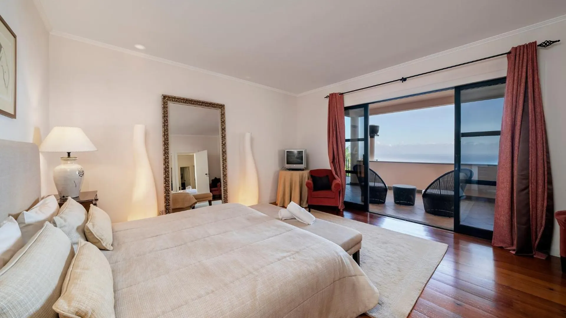 Exquisite Madeira Villa Villa Funchal Luz 5 Bedroom Heated Pool Sea Views Games Room Fu Portogallo