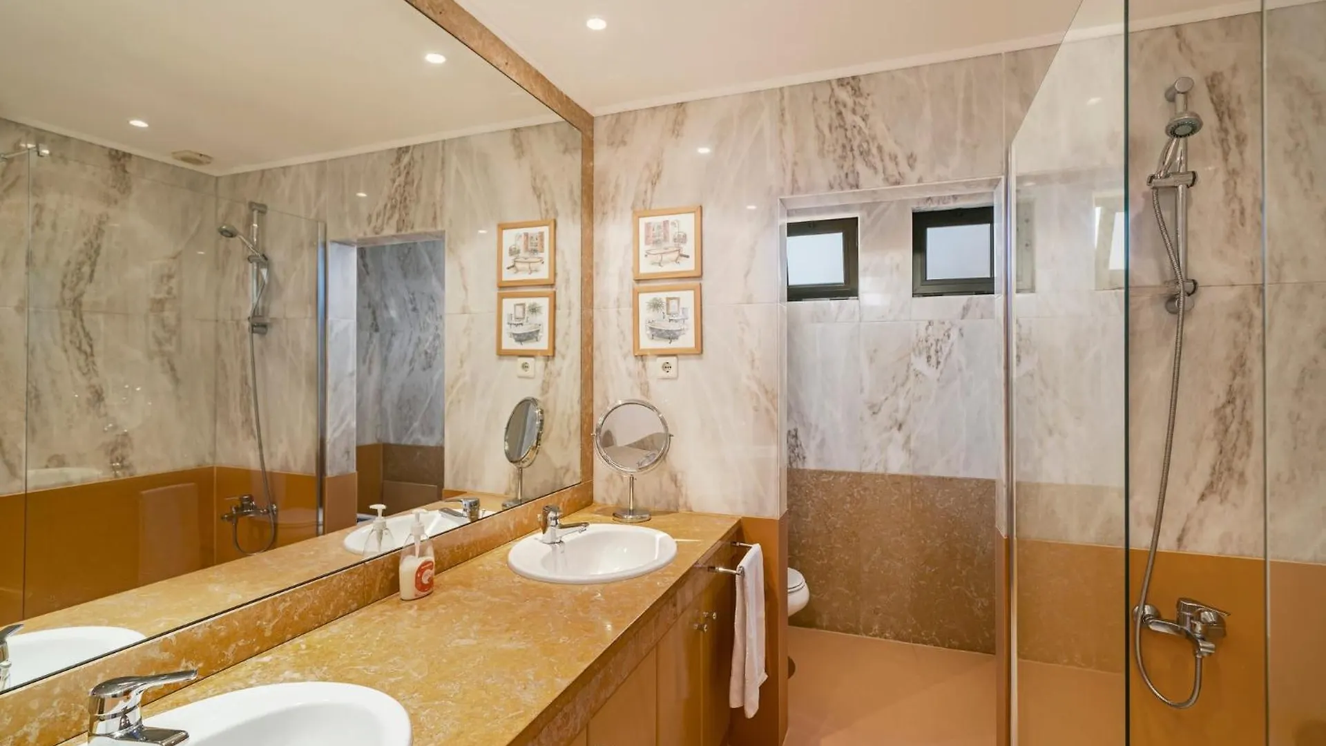 Exquisite Madeira Villa Villa Funchal Luz 5 Bedroom Heated Pool Sea Views Games Room Fu  Funchal (Madeira)