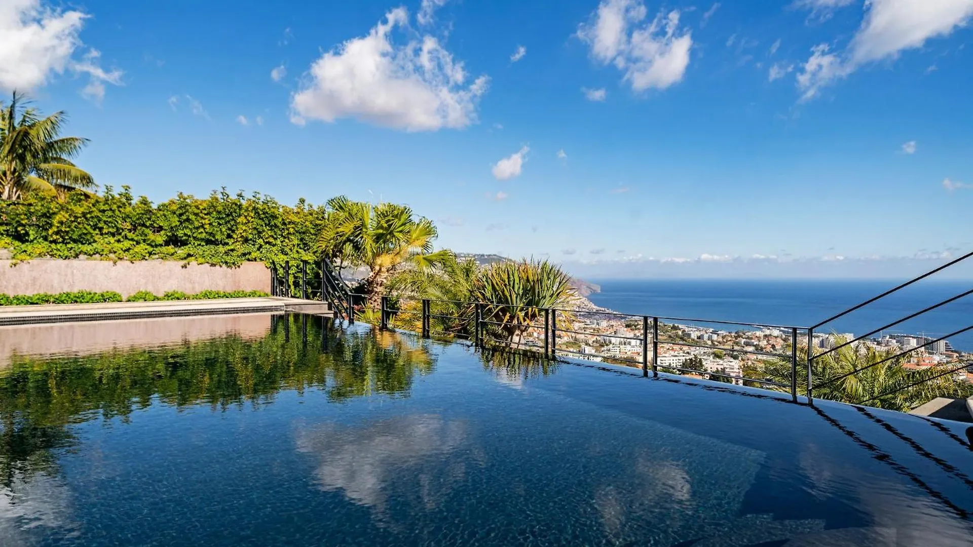 Exquisite Madeira Villa Villa Funchal Luz 5 Bedroom Heated Pool Sea Views Games Room Fu Funchal (Madeira)